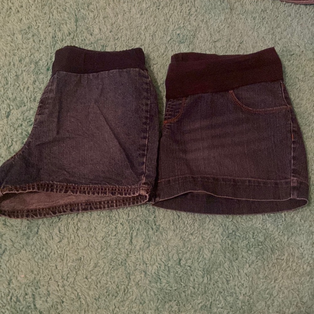 Women's maternity shorts. Selling them together, size L.